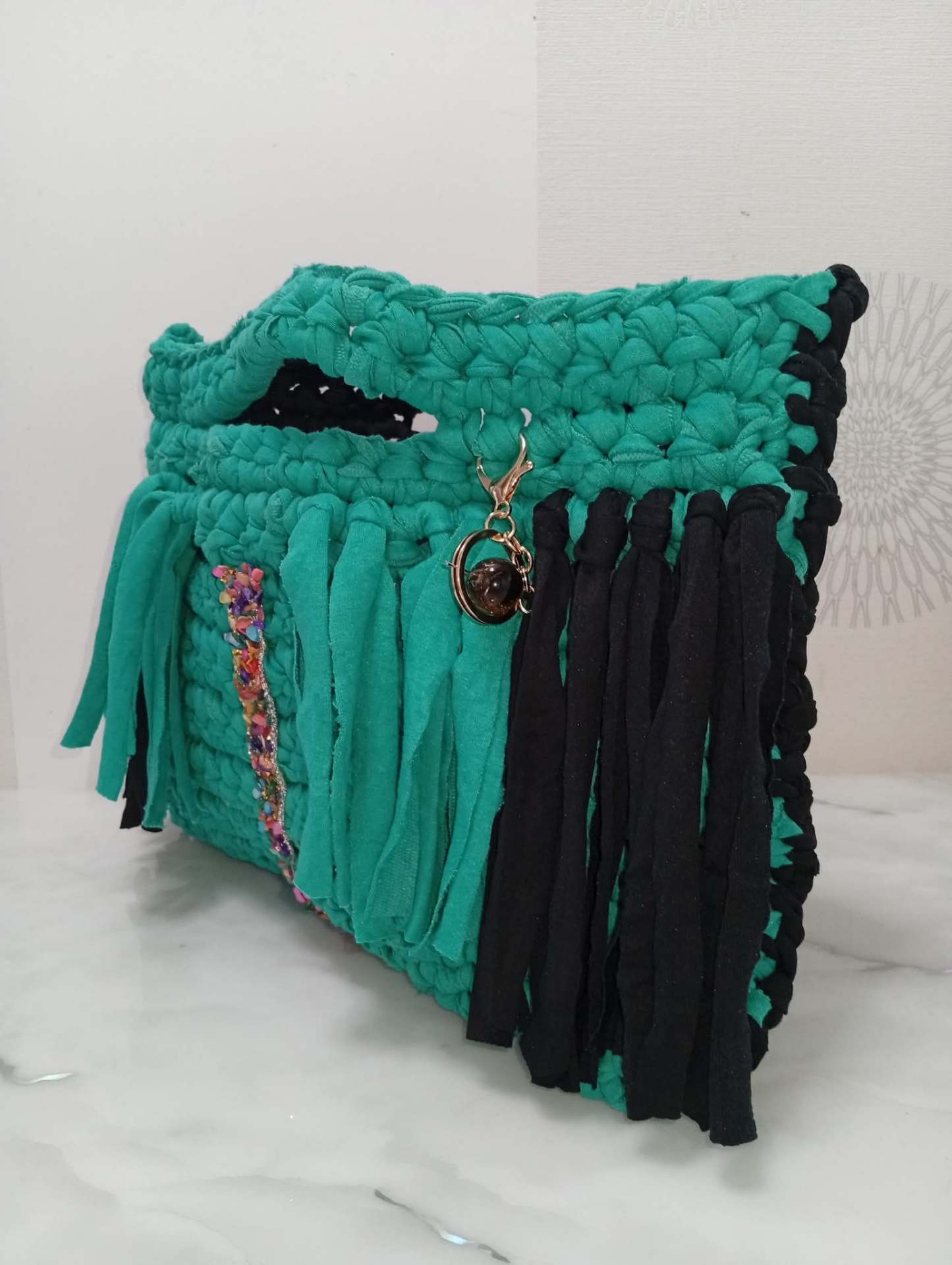 Geantă „Smarald” din fir textil cu franjuri – produs handmade Jeraima, lucrat manual pe comandă