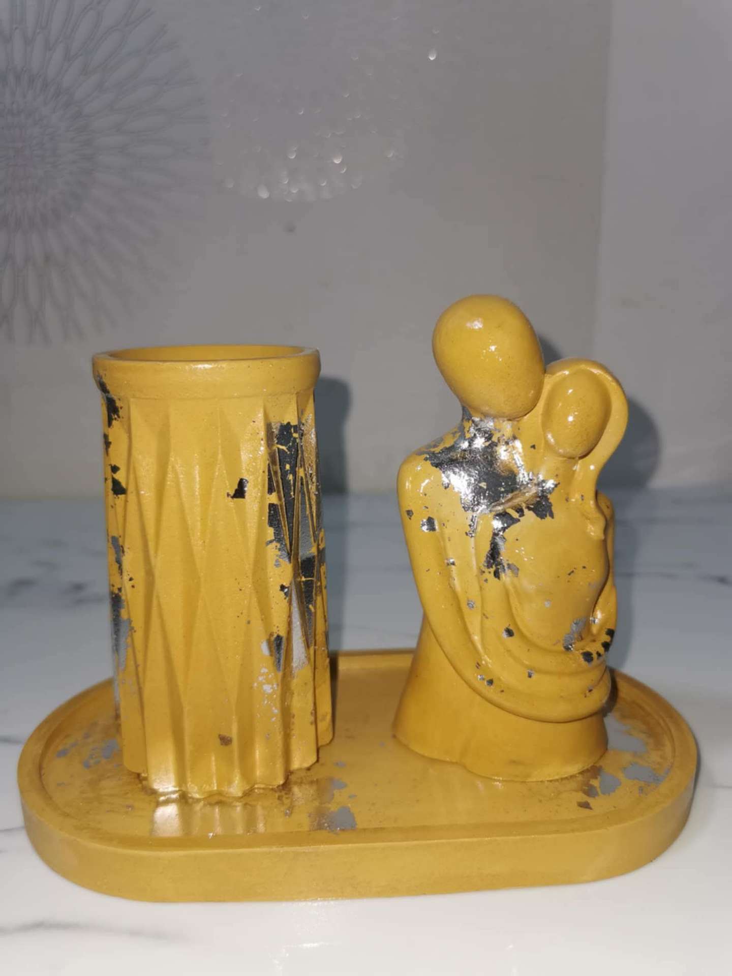 Set birou „Îmbrățișare” – suport pixuri & statuetă – produs handmade Jeraima, lucrat manual pe comandă