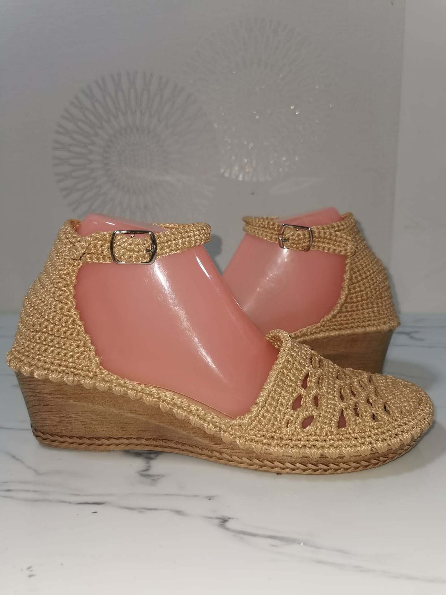 Sandale croșetate pe platformă, fir bej auriu – produs handmade Jeraima, lucrat manual pe comandă