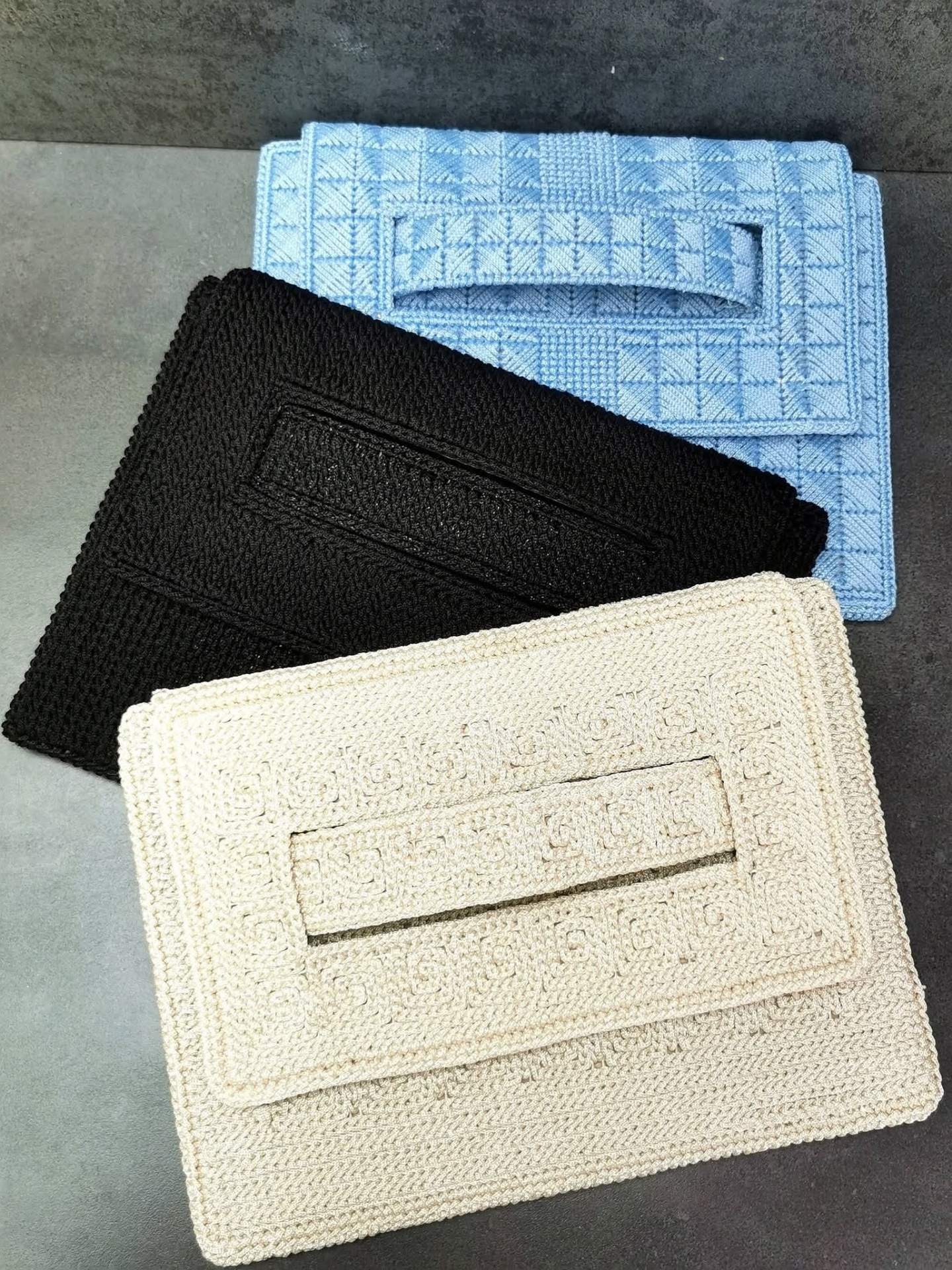 Plicuri croșetate cu mâner integrat — bleu, negru, crem – produs handmade Jeraima, lucrat manual pe comandă