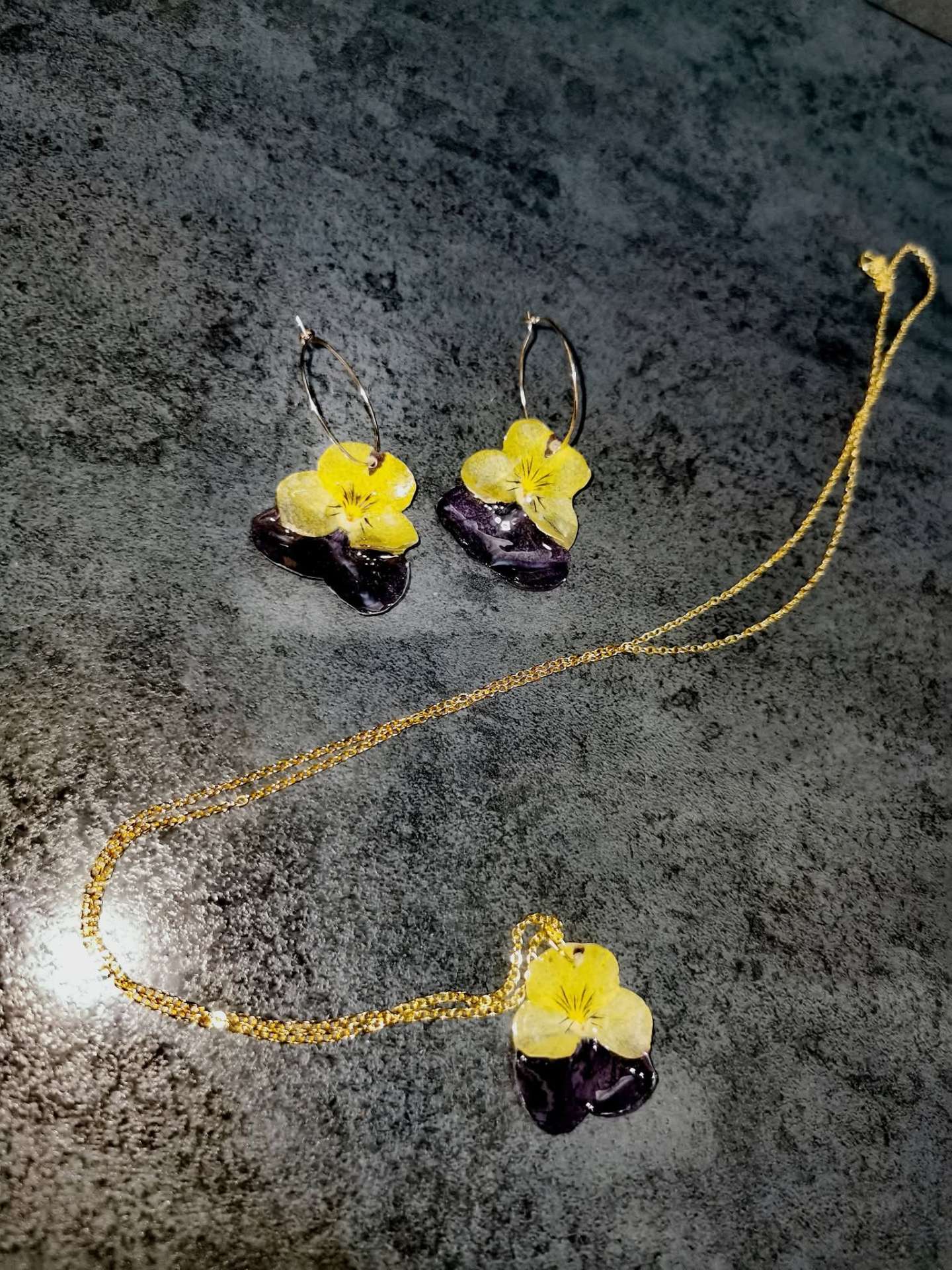 Set bijuterii din rășină cu panseluțe naturale – produs handmade Jeraima, lucrat manual pe comandă
