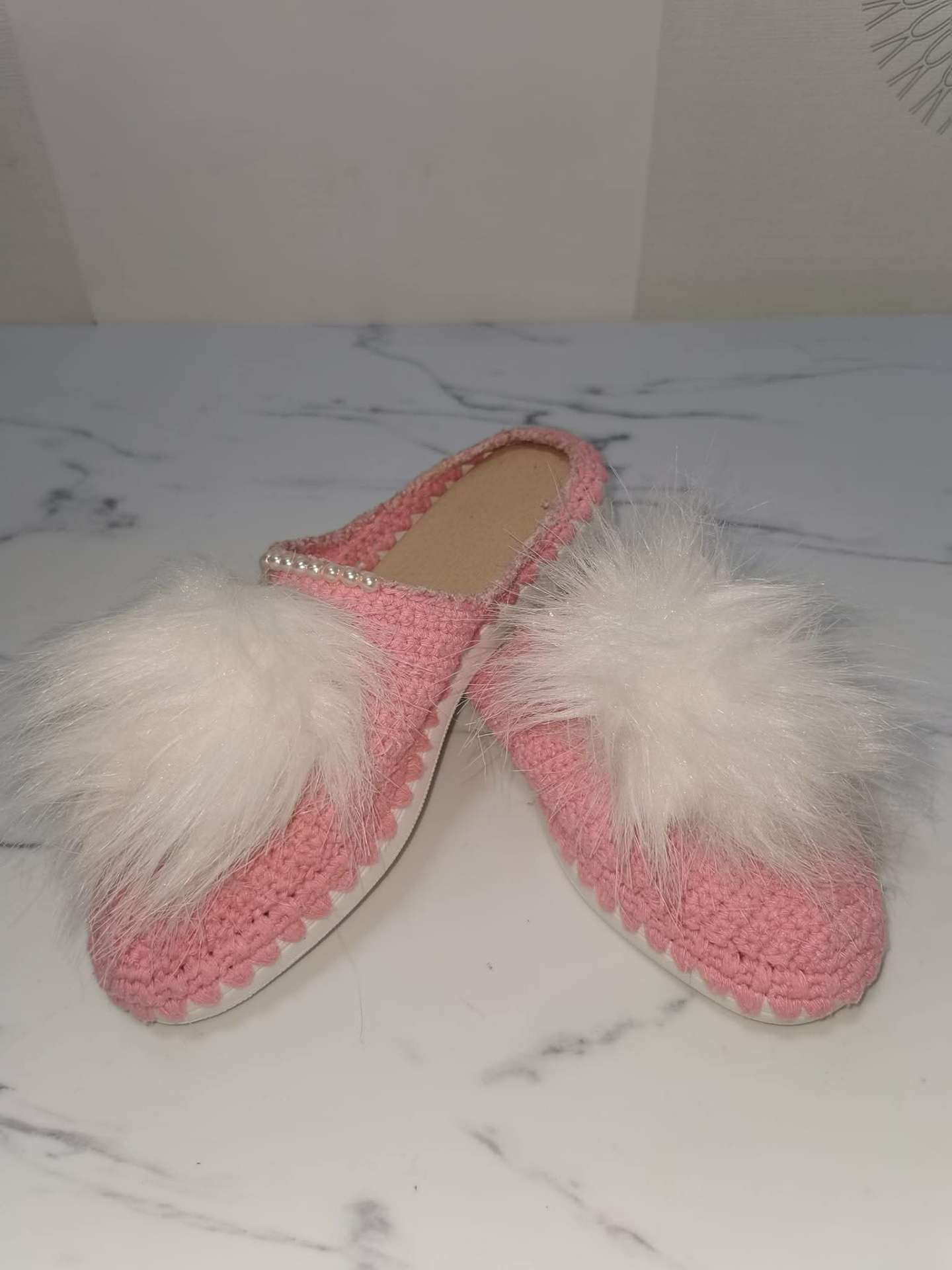 Papuci croșetați roz cu pompon alb și perle – produs handmade Jeraima, lucrat manual pe comandă