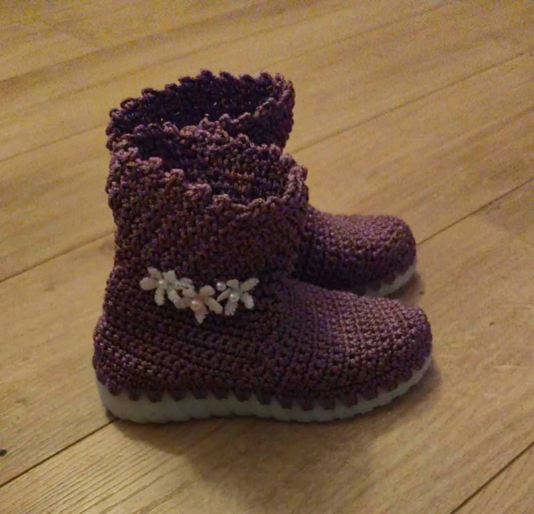 Botine de casă lila cu floricele și perle – al doilea unghi