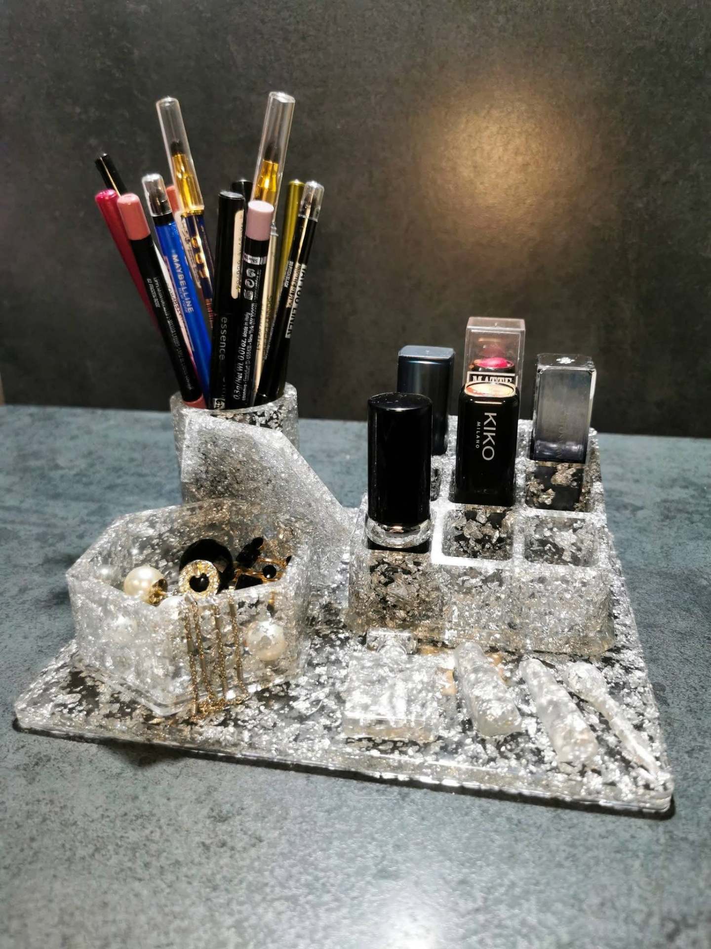 Organizator de machiaj din rășină „Cristal & argint” – produs handmade Jeraima, lucrat manual pe comandă