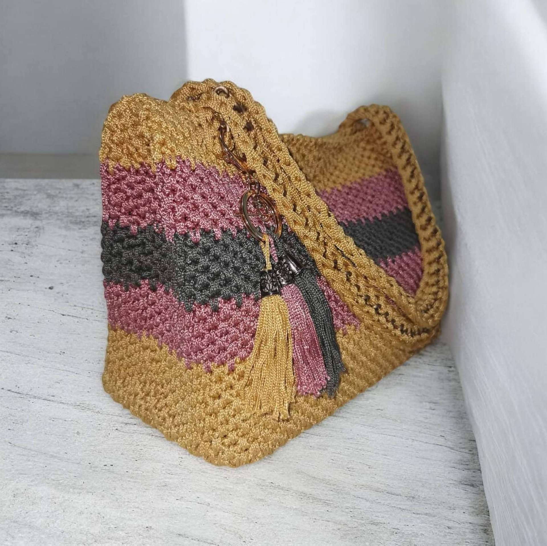 Gentuță „Muștar & roz prăfuit” cu ciucuri – produs handmade Jeraima, lucrat manual pe comandă