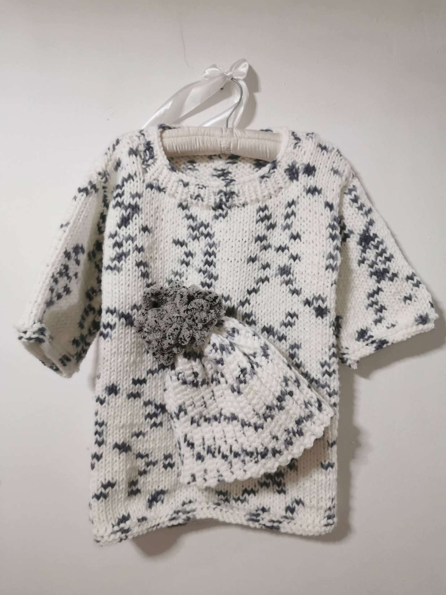Set pulover & căciulă „Fulgi” pentru copii – produs handmade Jeraima, lucrat manual pe comandă