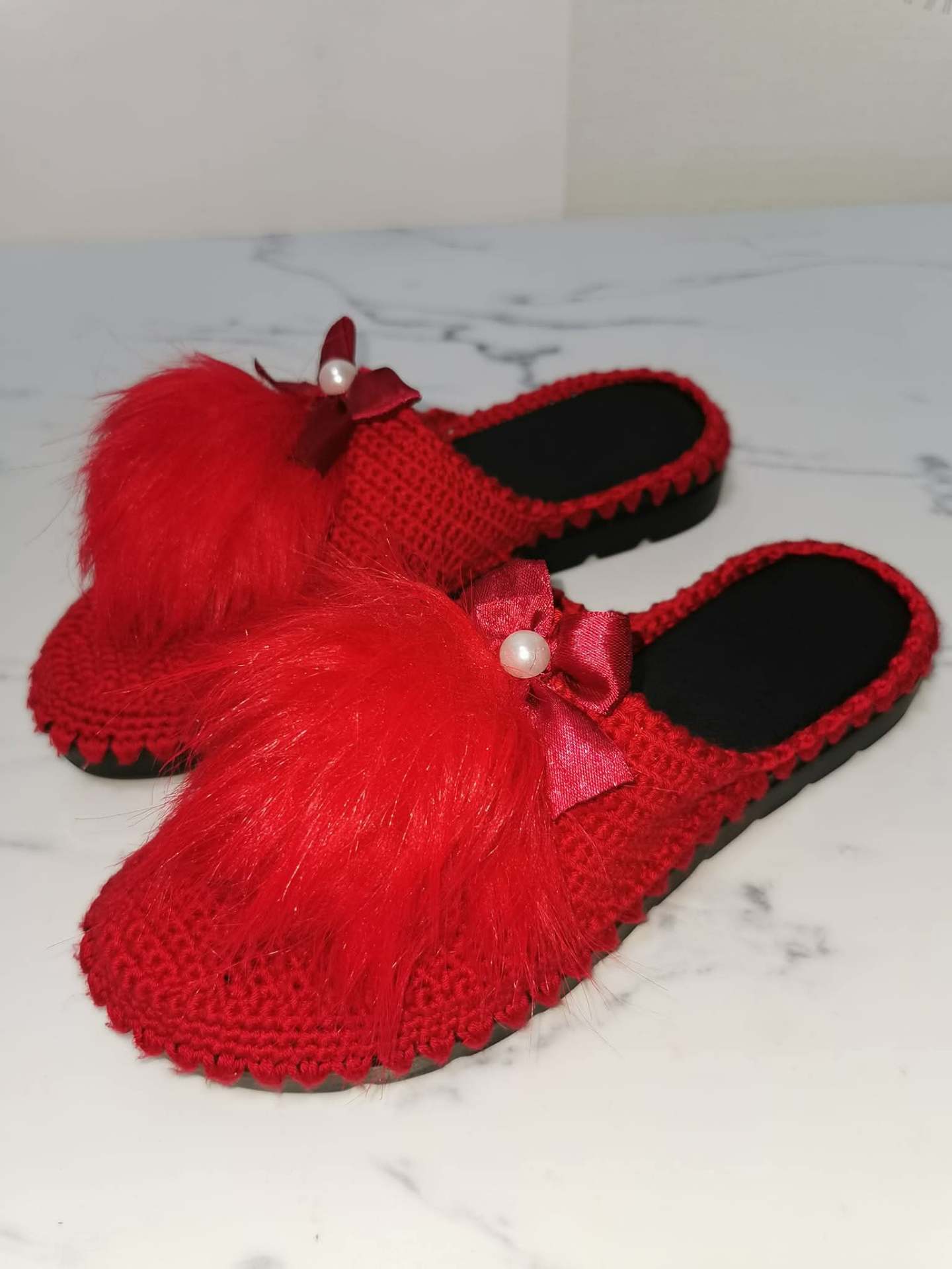 Papuci croșetați roșii cu blăniță și fundiță cu perlă – produs handmade Jeraima, lucrat manual pe comandă