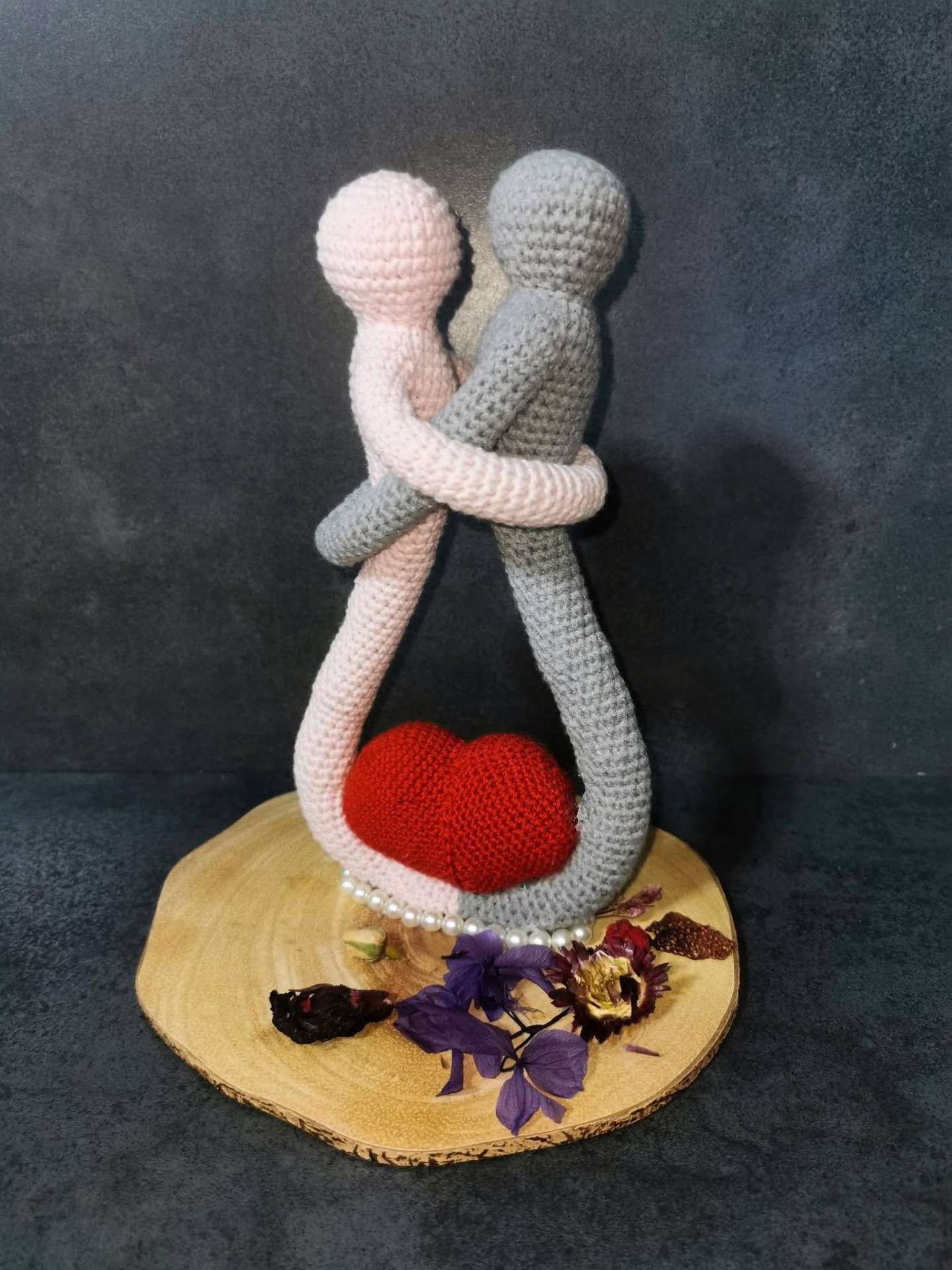 Statuetă croșetată „Îmbrățișare” cu inimă – produs handmade Jeraima, lucrat manual pe comandă