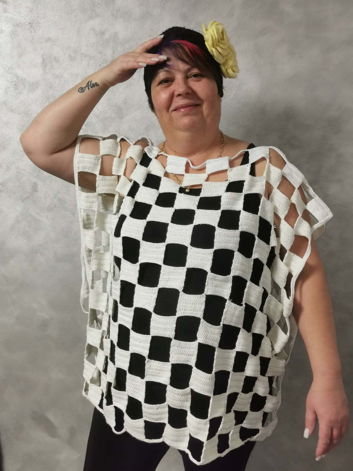 Bluză croșetată „Damier” alb-negru – produs handmade Jeraima, lucrat manual pe comandă