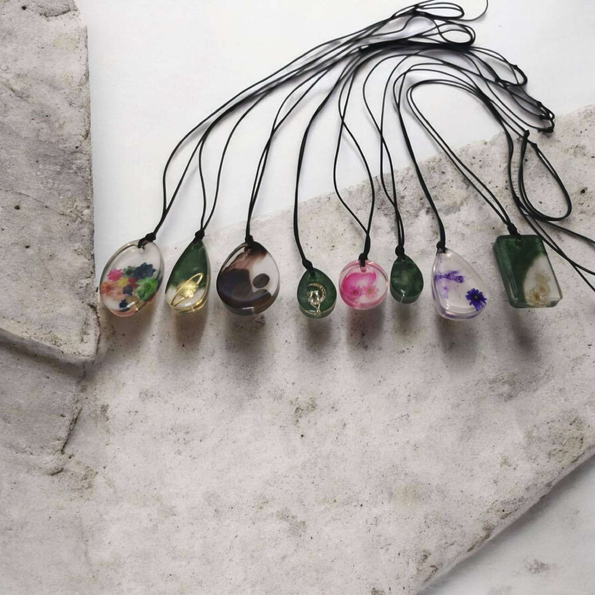 Pandantive din rășină cu flori și incluziuni – produs handmade Jeraima, lucrat manual pe comandă