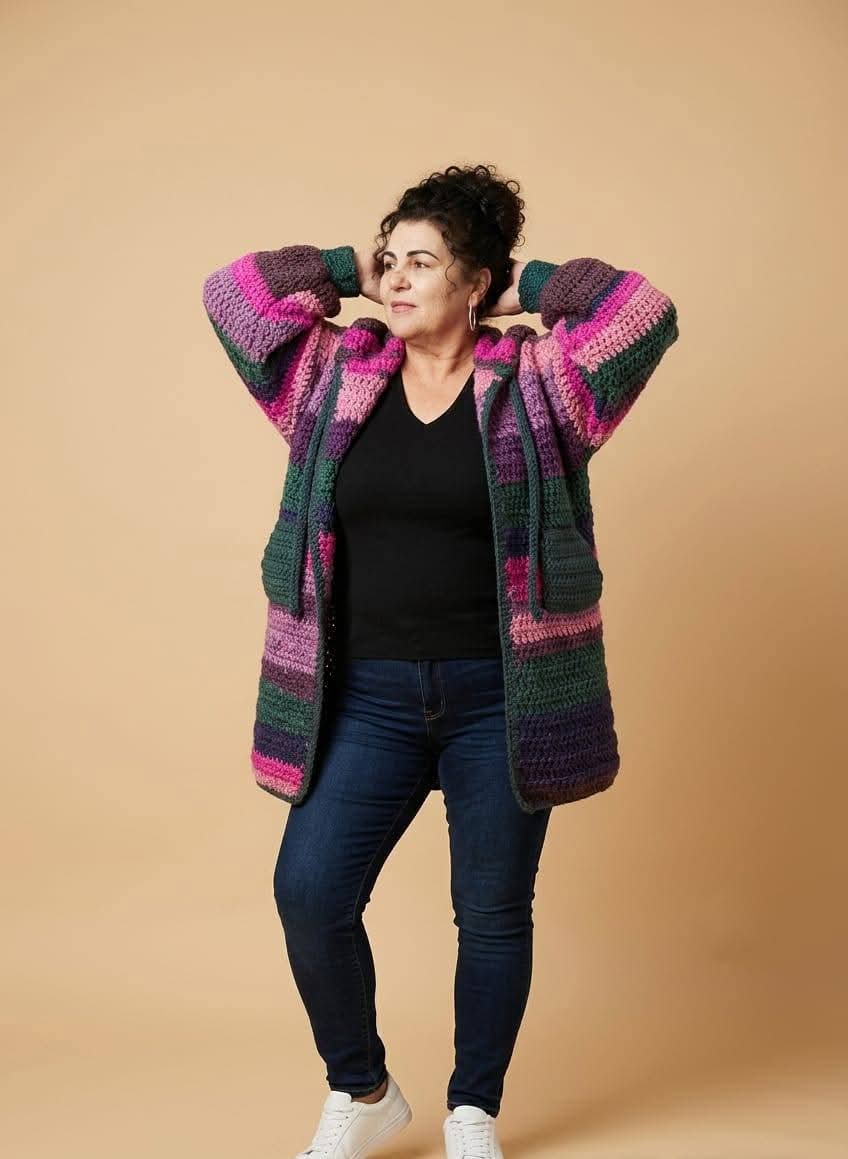 Cardigan croșetat „Bloom” în dungi roz și verde – produs handmade Jeraima, lucrat manual pe comandă