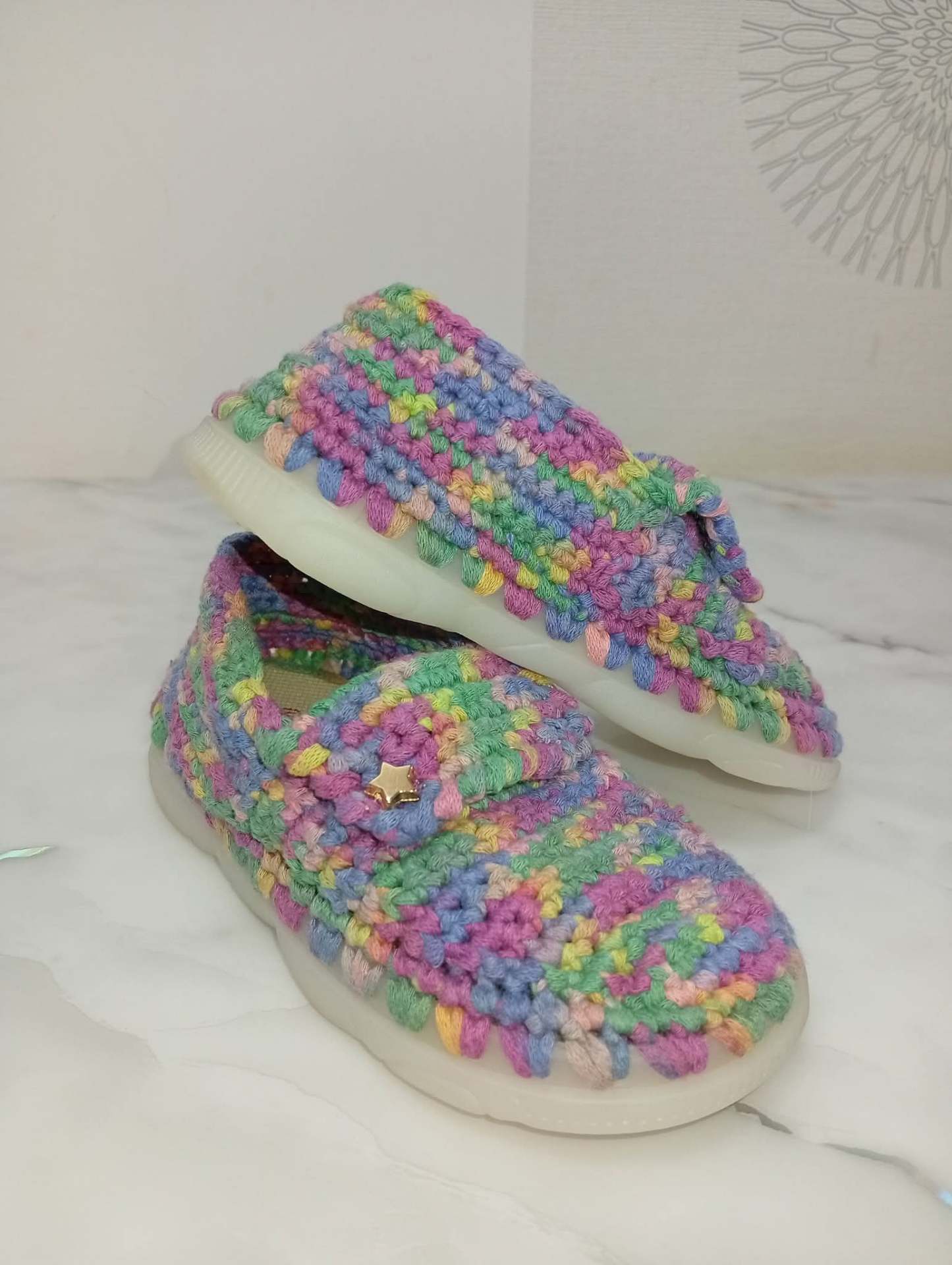 Papuci croșetați multicolori cu talpă flexibilă – produs handmade Jeraima, lucrat manual pe comandă