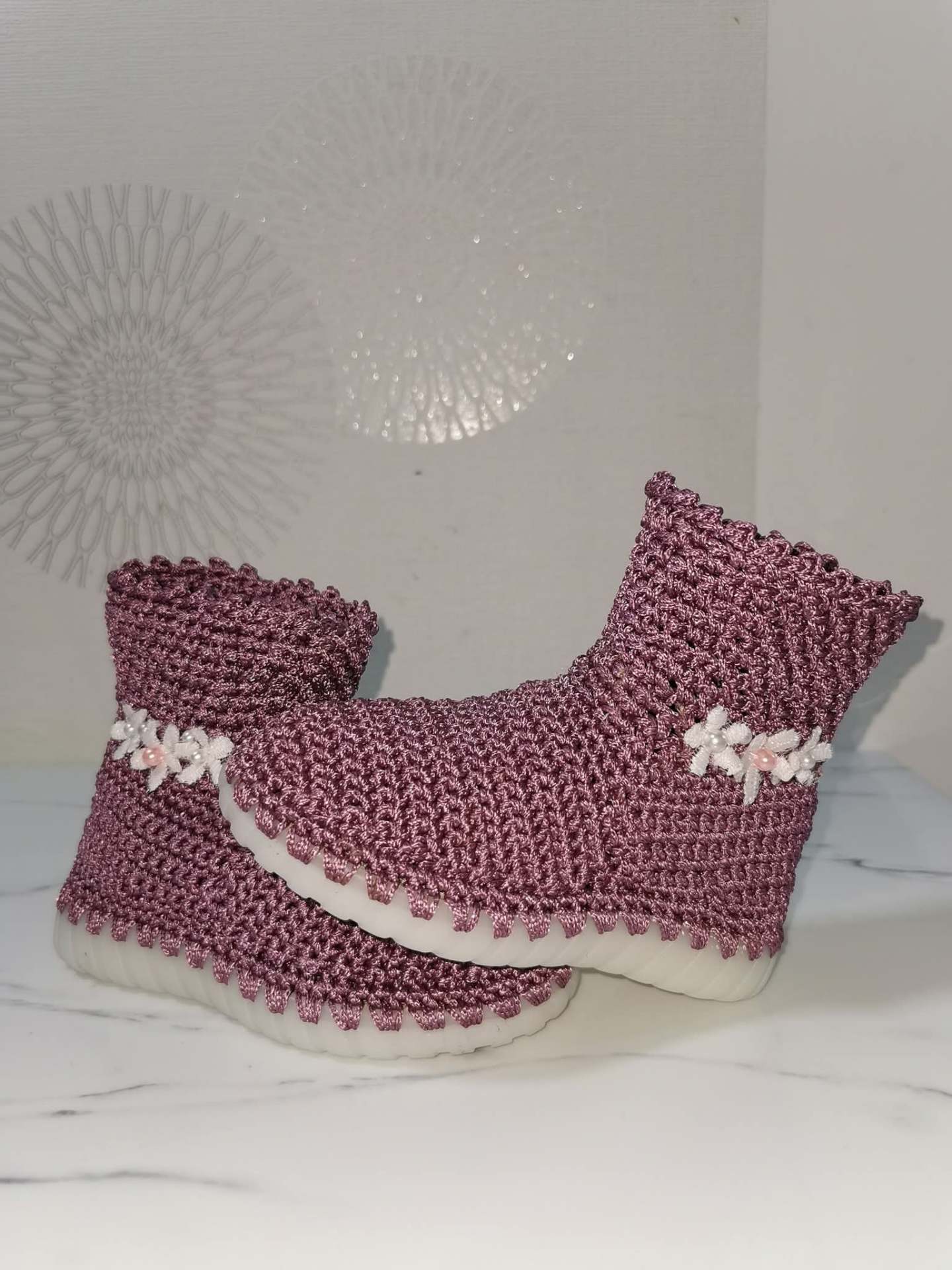 Botine de casă lila cu floricele și perle – produs handmade Jeraima, lucrat manual pe comandă