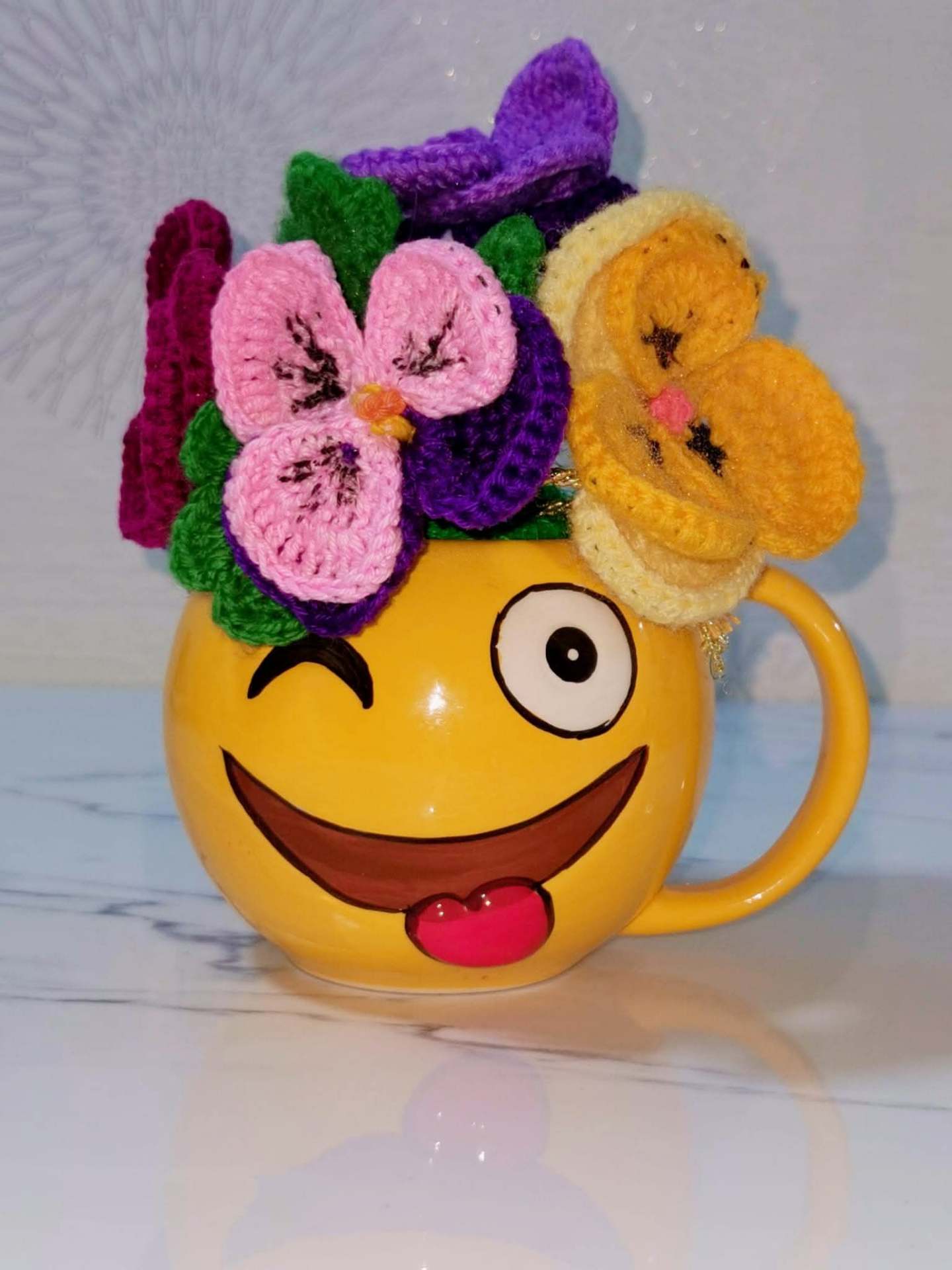 Cană decorată cu buchet de panseluțe croșetate – produs handmade Jeraima, lucrat manual pe comandă