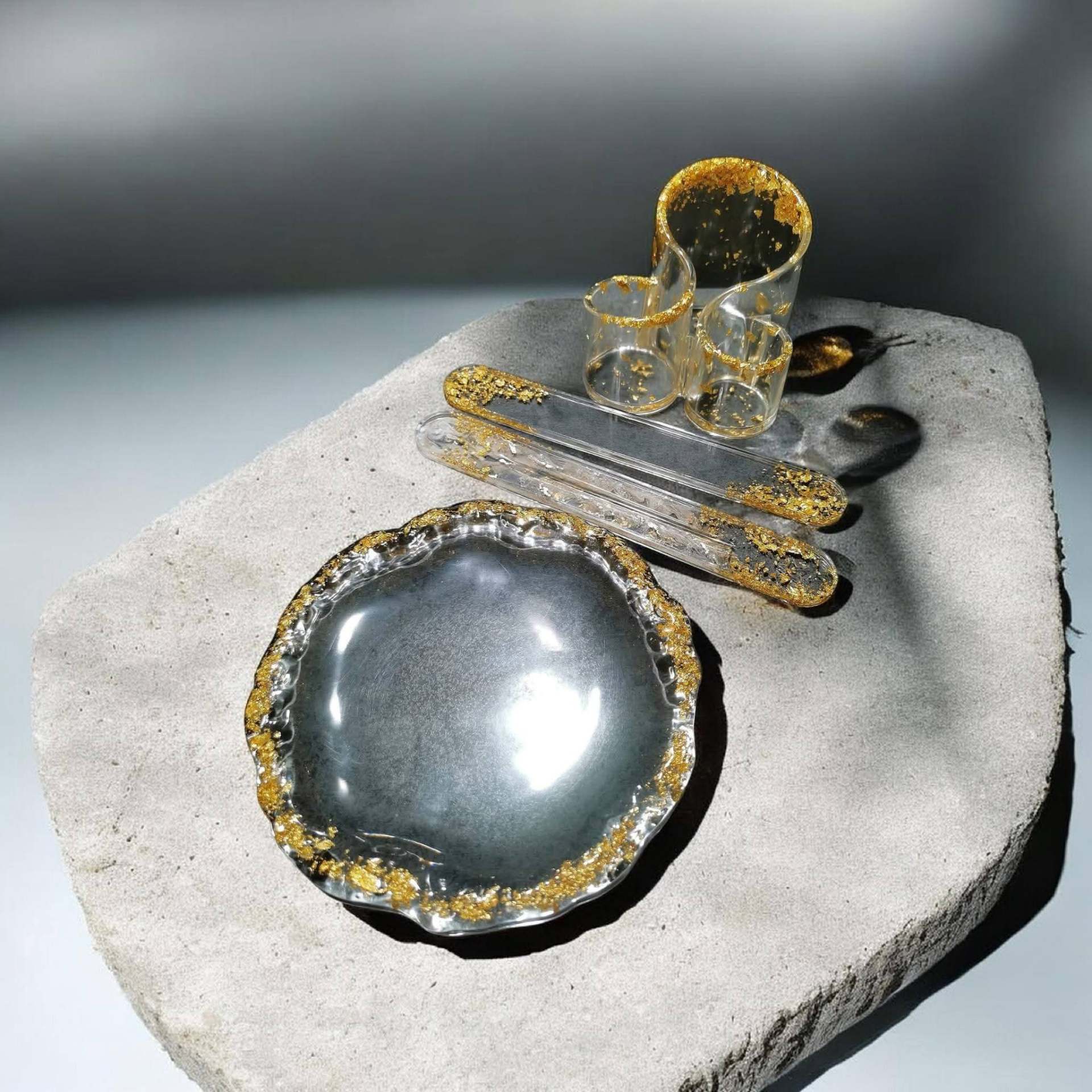Set din rășină „Gold Leaf” — tavă, suport și pile – produs handmade Jeraima, lucrat manual pe comandă