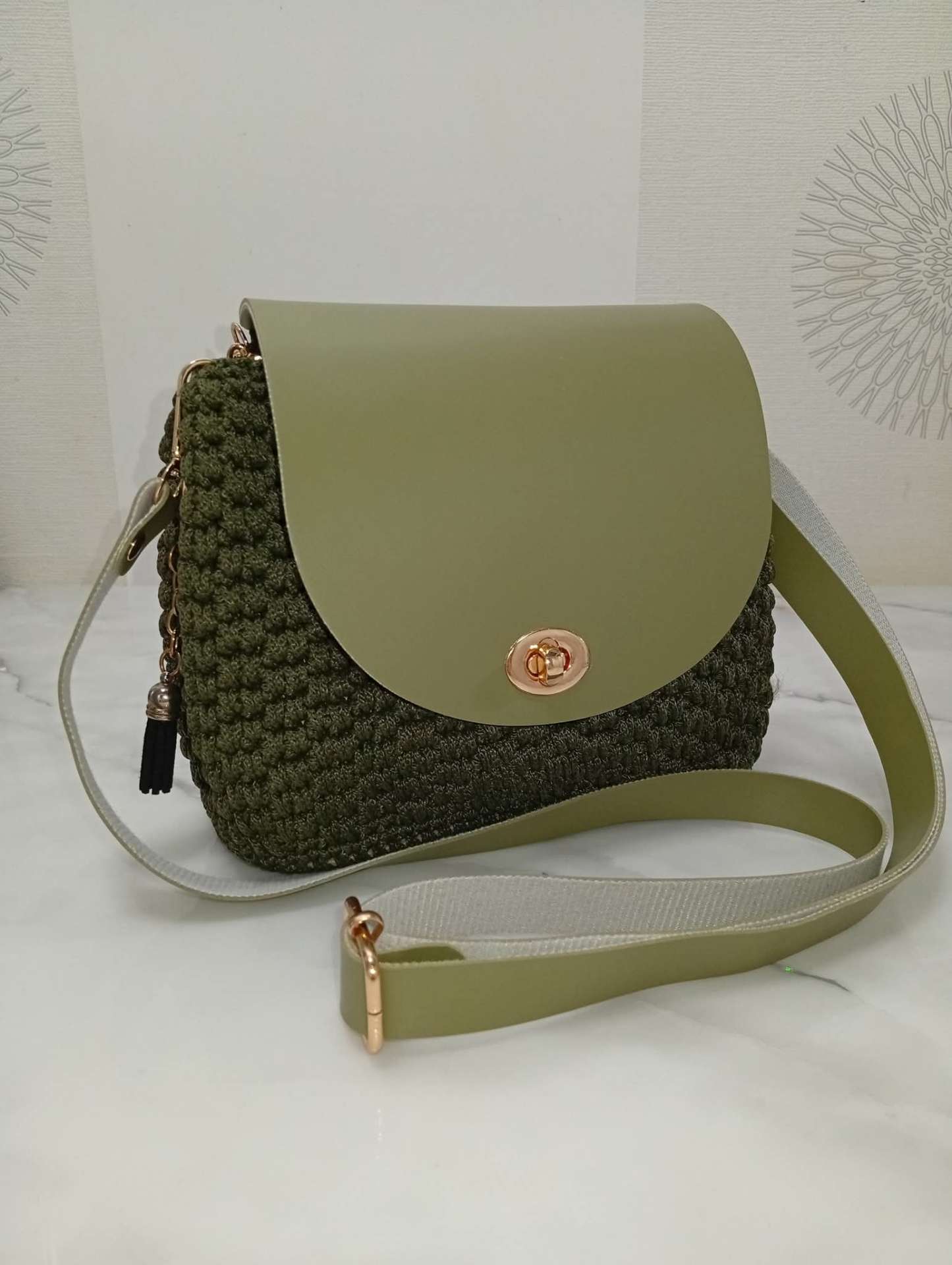 Geantă crossbody croșetată verde oliv, clapă piele – produs handmade Jeraima, lucrat manual pe comandă
