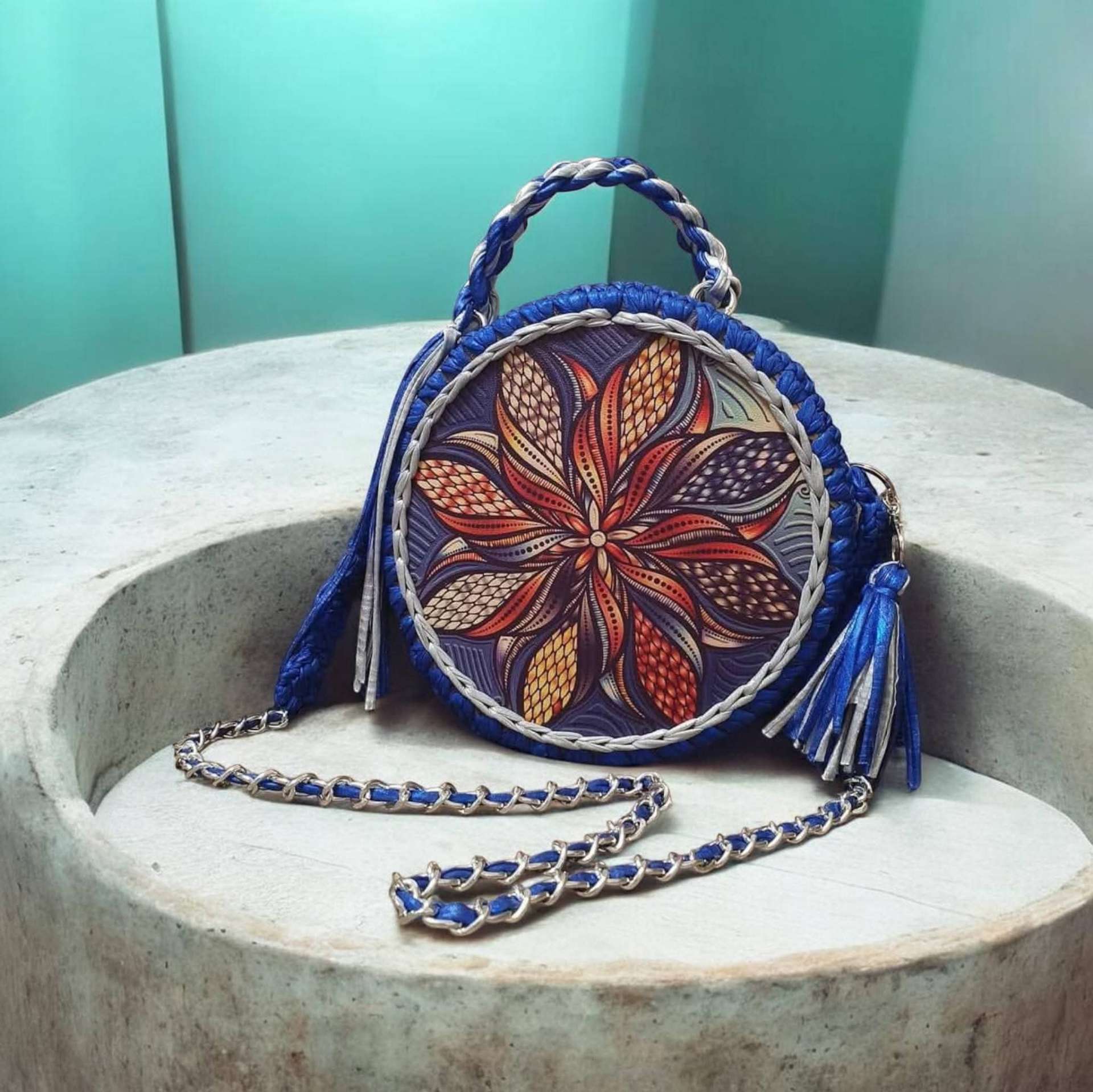Geantă rotundă „Mandala” albastru electric – produs handmade Jeraima, lucrat manual pe comandă
