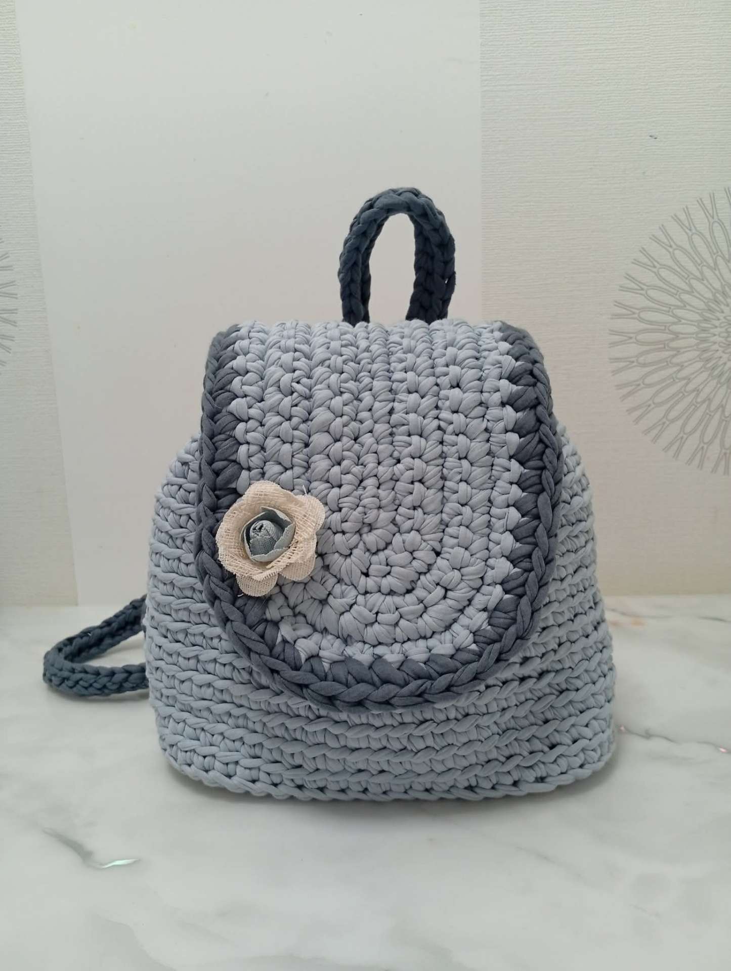 Rucsac croșetat din fir textil, gri cu floare – produs handmade Jeraima, lucrat manual pe comandă