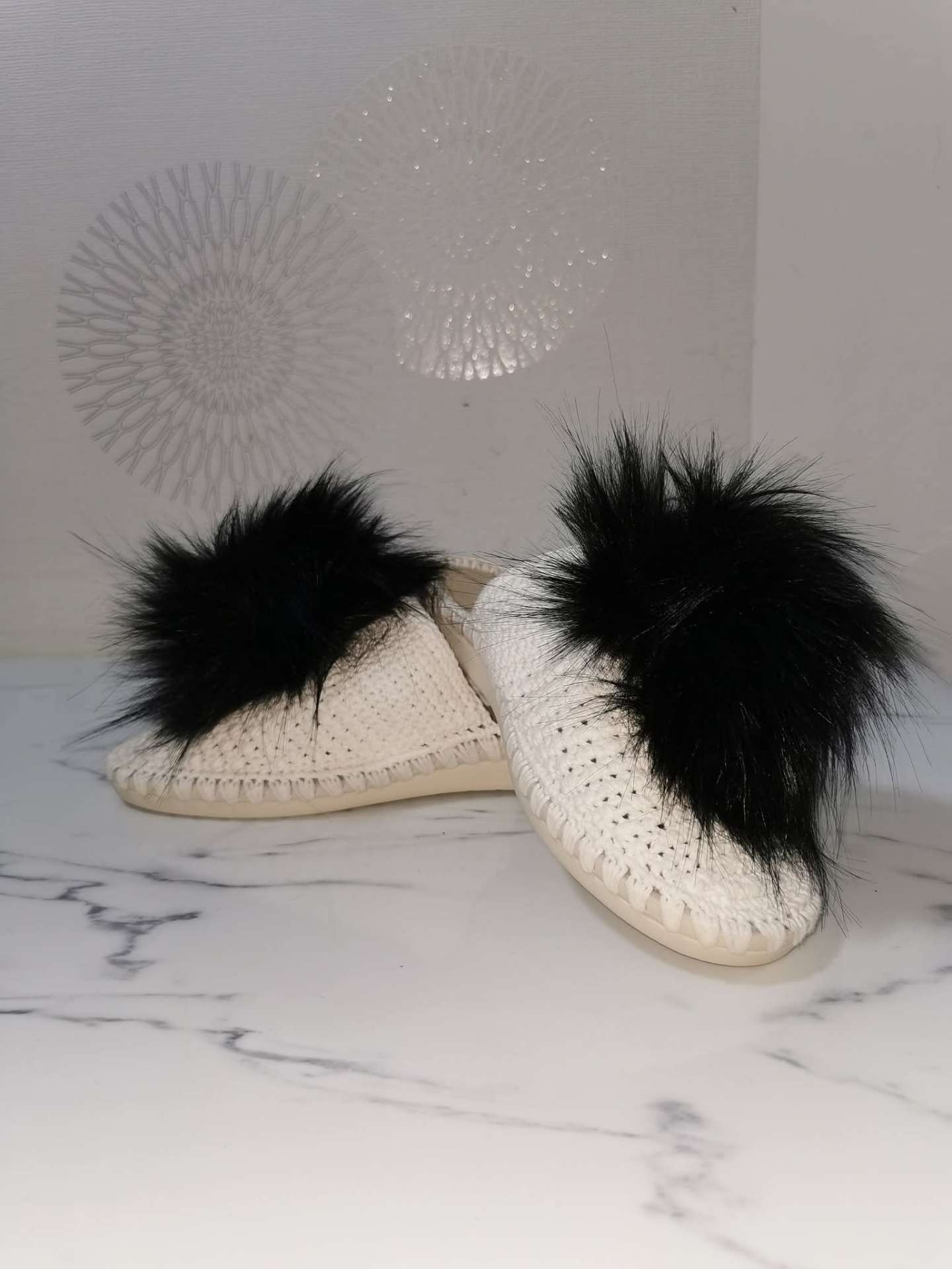 Papuci de casă crem cu pompon negru din blană – produs handmade Jeraima, lucrat manual pe comandă