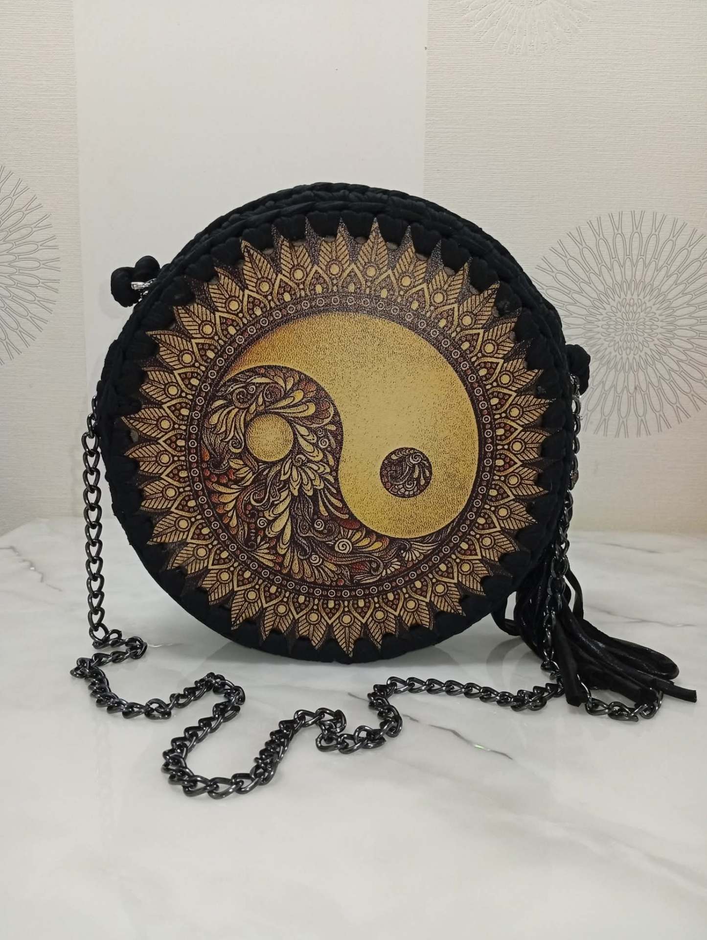 Geantă rotundă croșetată cu mandala Yin-Yang – produs handmade Jeraima, lucrat manual pe comandă