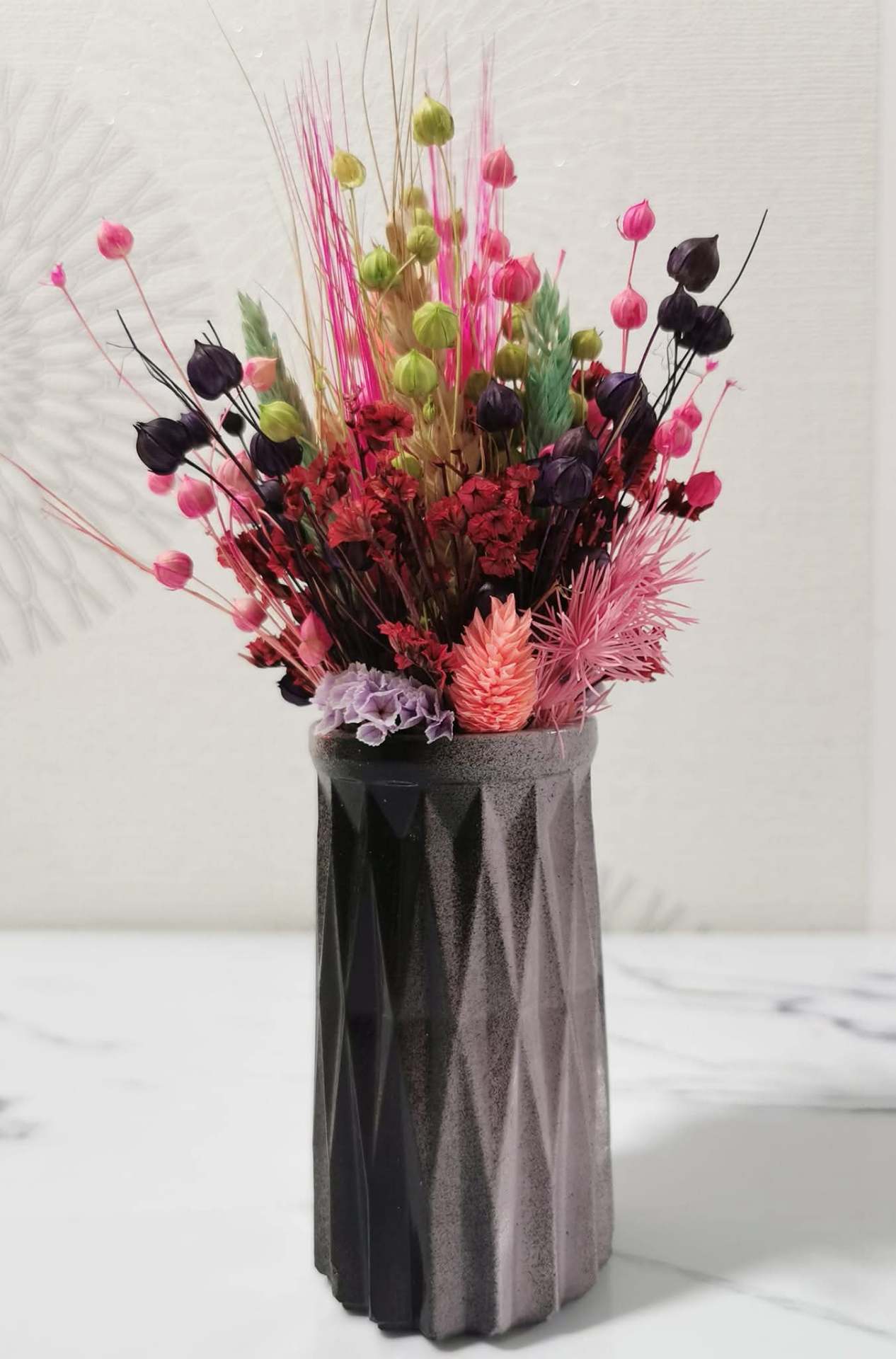 Vază geometrică neagră cu buchet de flori uscate – produs handmade Jeraima, lucrat manual pe comandă