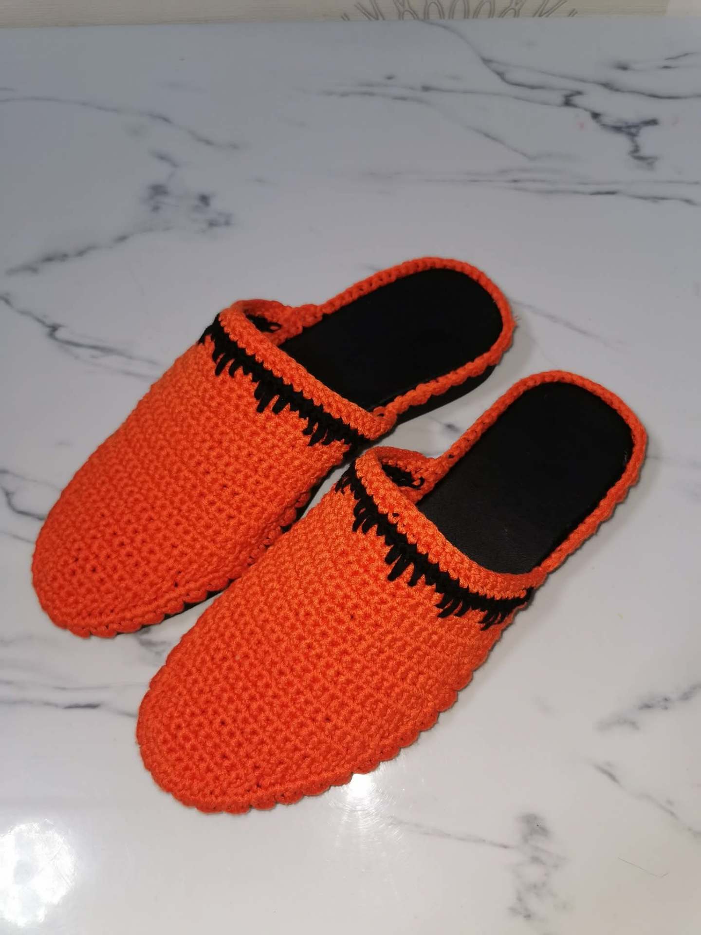 Papuci de casă portocaliu cu bordură neagră – produs handmade Jeraima, lucrat manual pe comandă
