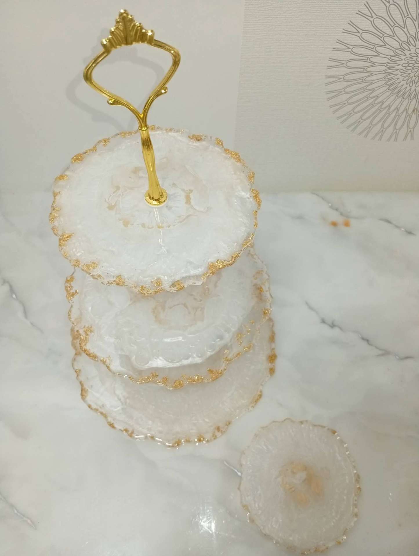 Etajeră din rășină „Pearl & Gold” cu 3 niveluri – produs handmade Jeraima, lucrat manual pe comandă