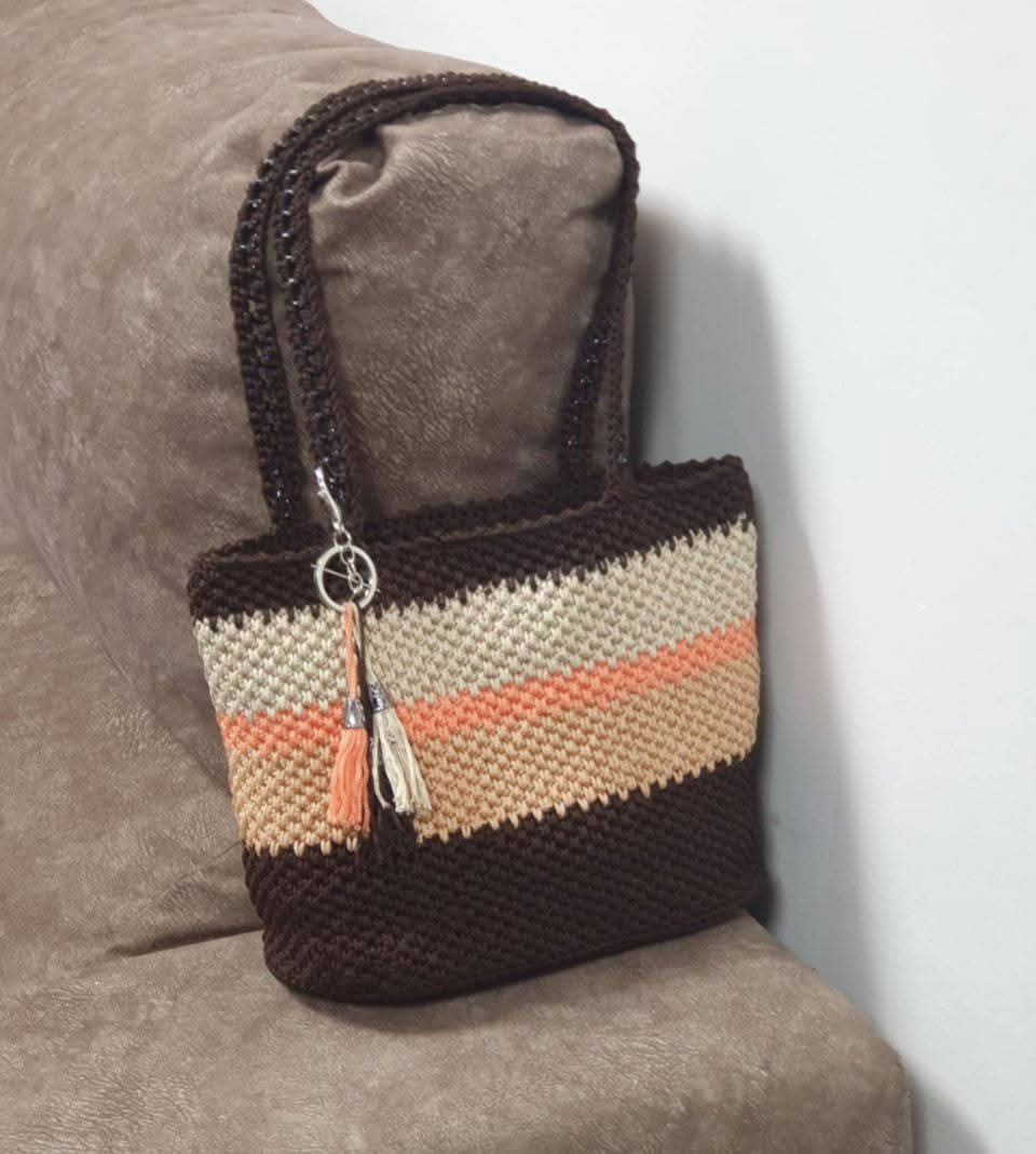 Geantă croșetată în dungi maro, crem & corai – produs handmade Jeraima, lucrat manual pe comandă